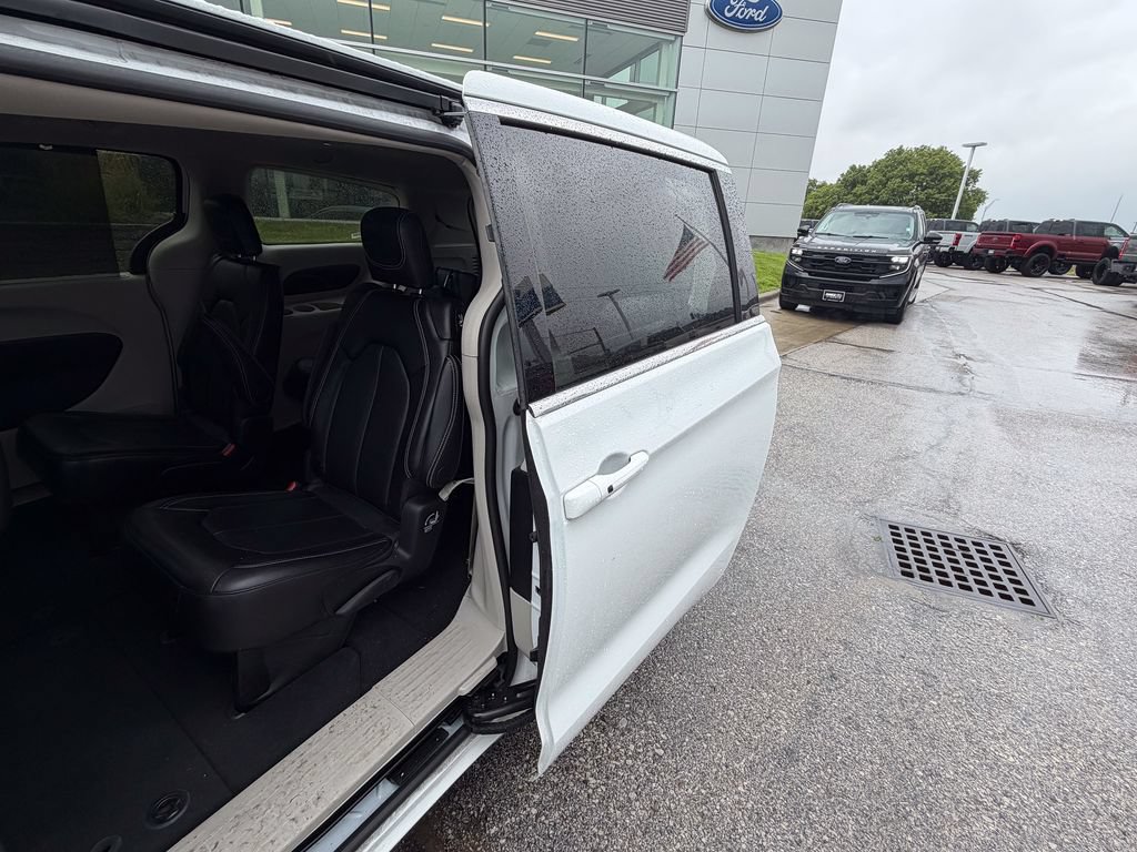 Used 2024 Chrysler Pacifica Touring-L FWD image 15