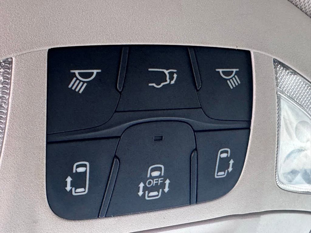 Used 2020 Chrysler Pacifica Touring-L image 13