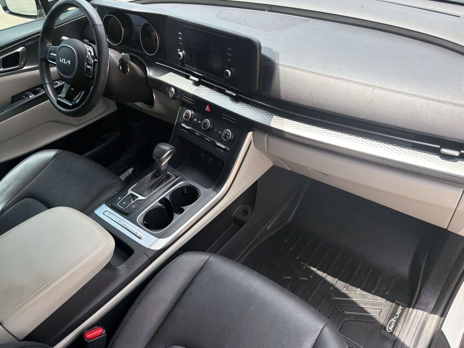 Used 2023 Kia Carnival LX FWD image 27