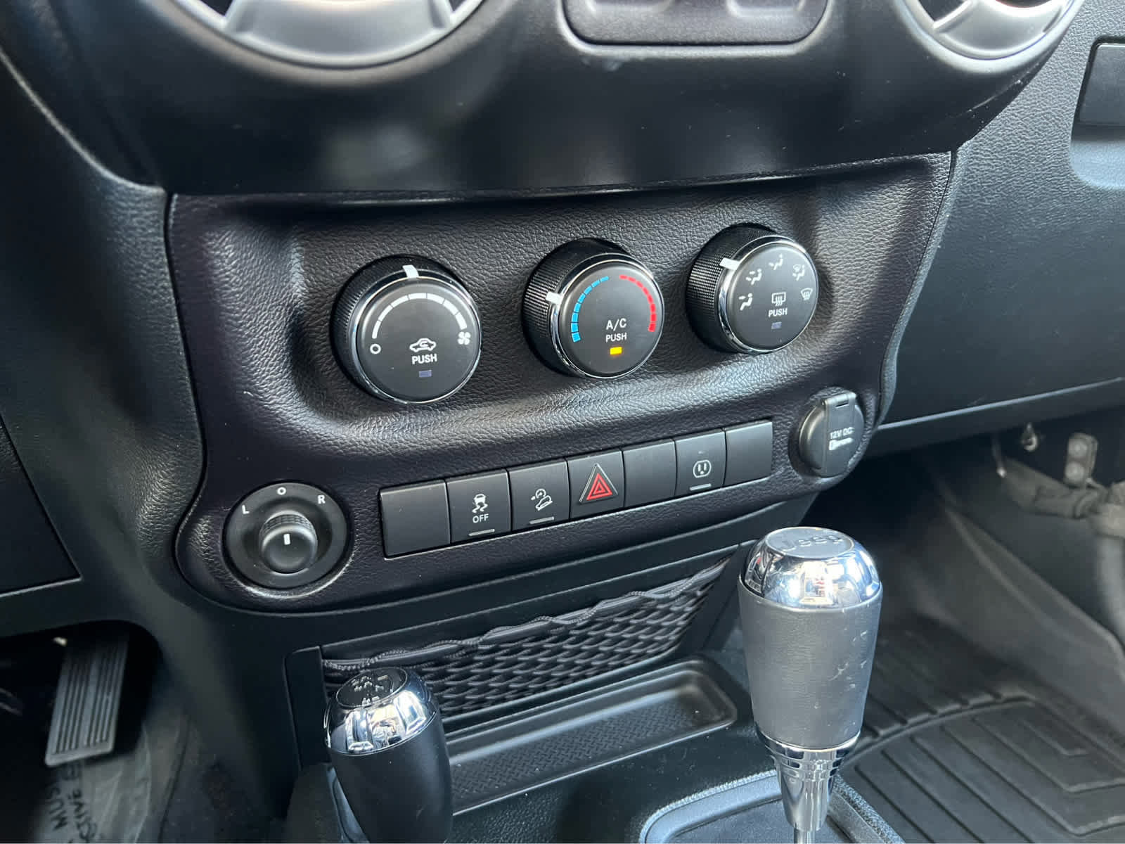Used 2018 Jeep Wrangler Sahara w/ Connectivity Group AWD/4WD image 33