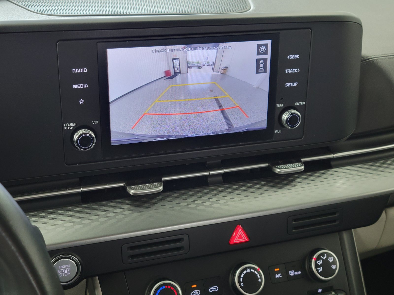 Used 2022 Kia Carnival LX w/ Paint Protection Package FWD image 21