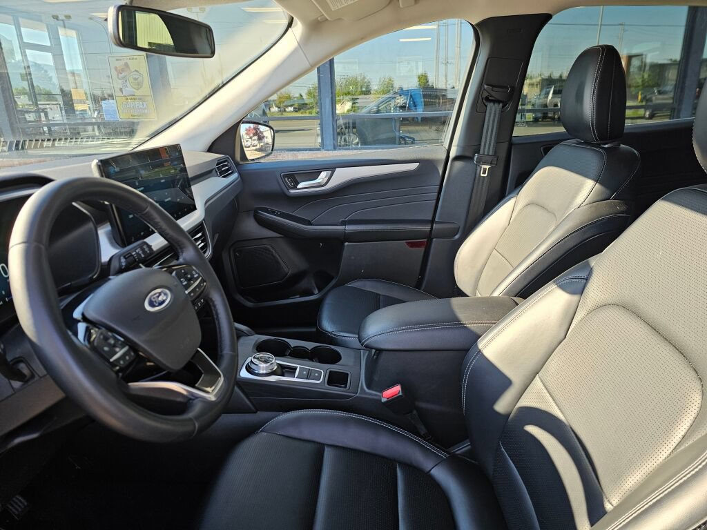 Certified 2025 Ford Escape Platinum AWD/4WD image 17