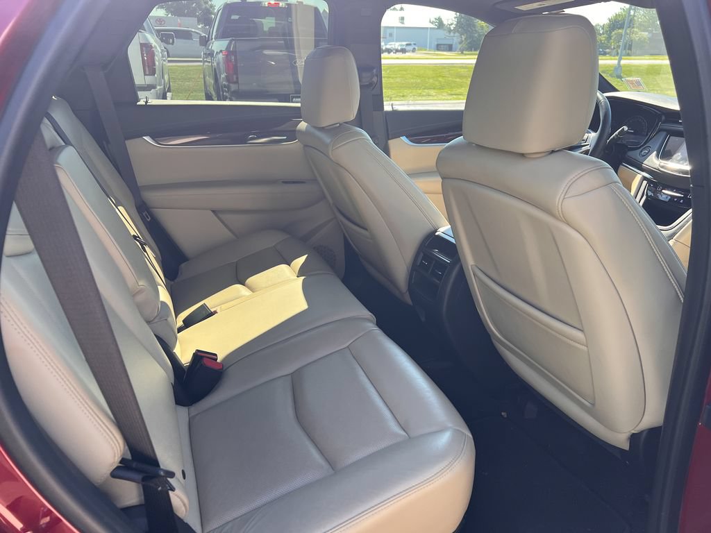 Used 2017 Cadillac XT5 Luxury w/ Driver Awareness Package AWD/4WD image 18