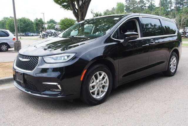 Used 2024 Chrysler Pacifica Touring-L FWD image 3