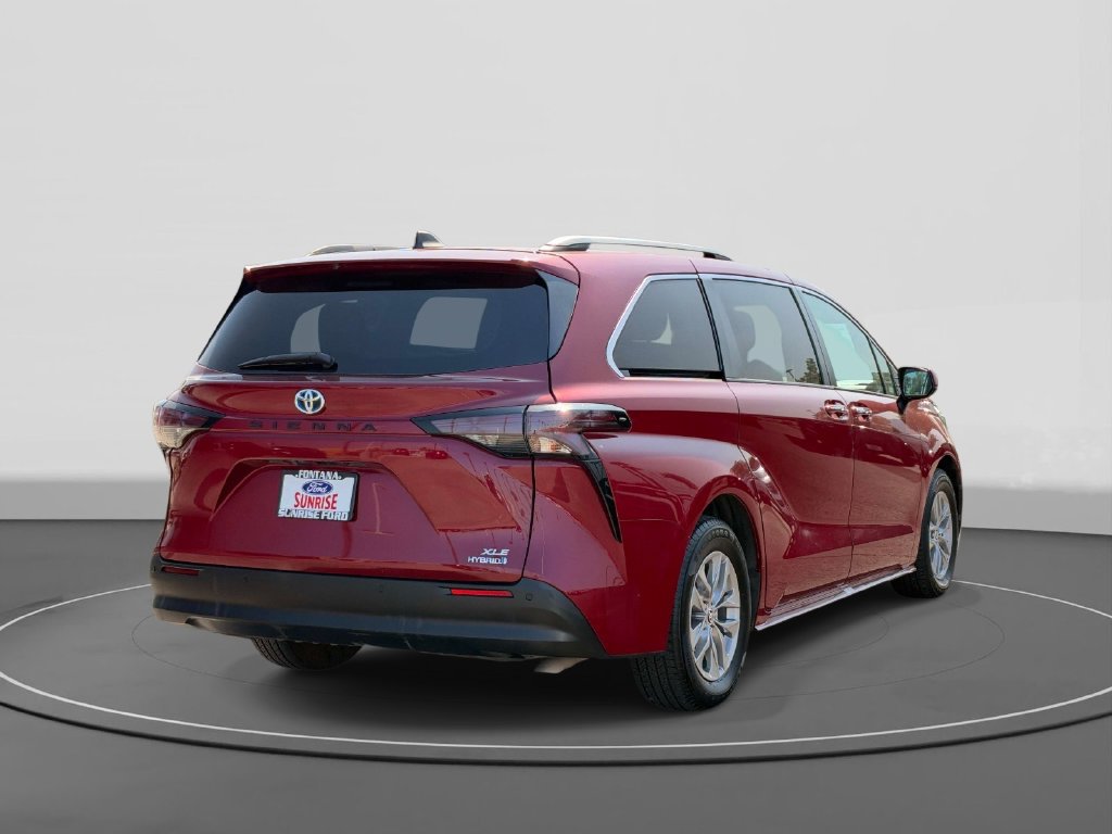 Used 2023 Toyota Sienna XLE FWD image 5