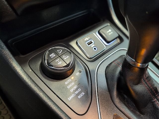 Used 2022 Jeep Cherokee Trailhawk w/ Trailhawk Elite Value Package AWD/4WD image 25