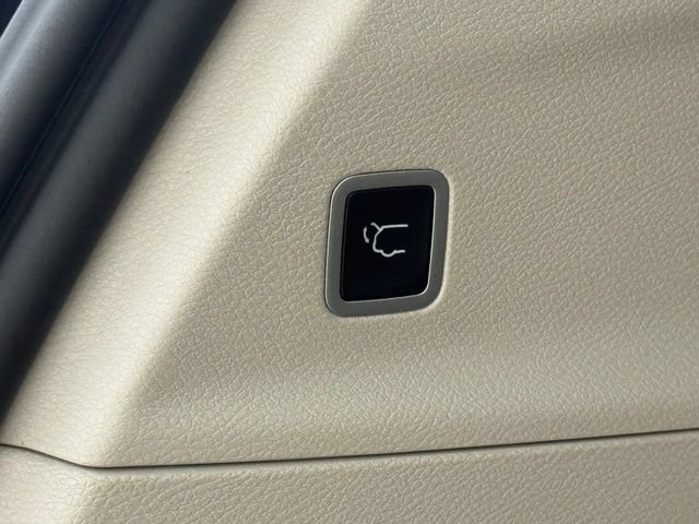 Used 2024 Chrysler Pacifica Touring-L FWD image 13