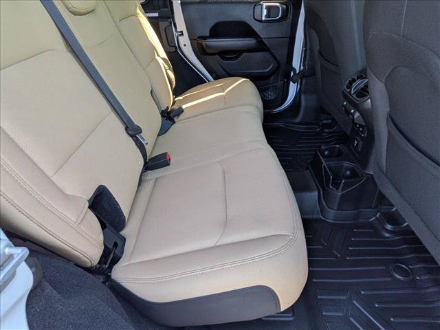Used 2018 Jeep Wrangler Unlimited Sahara AWD/4WD image 18