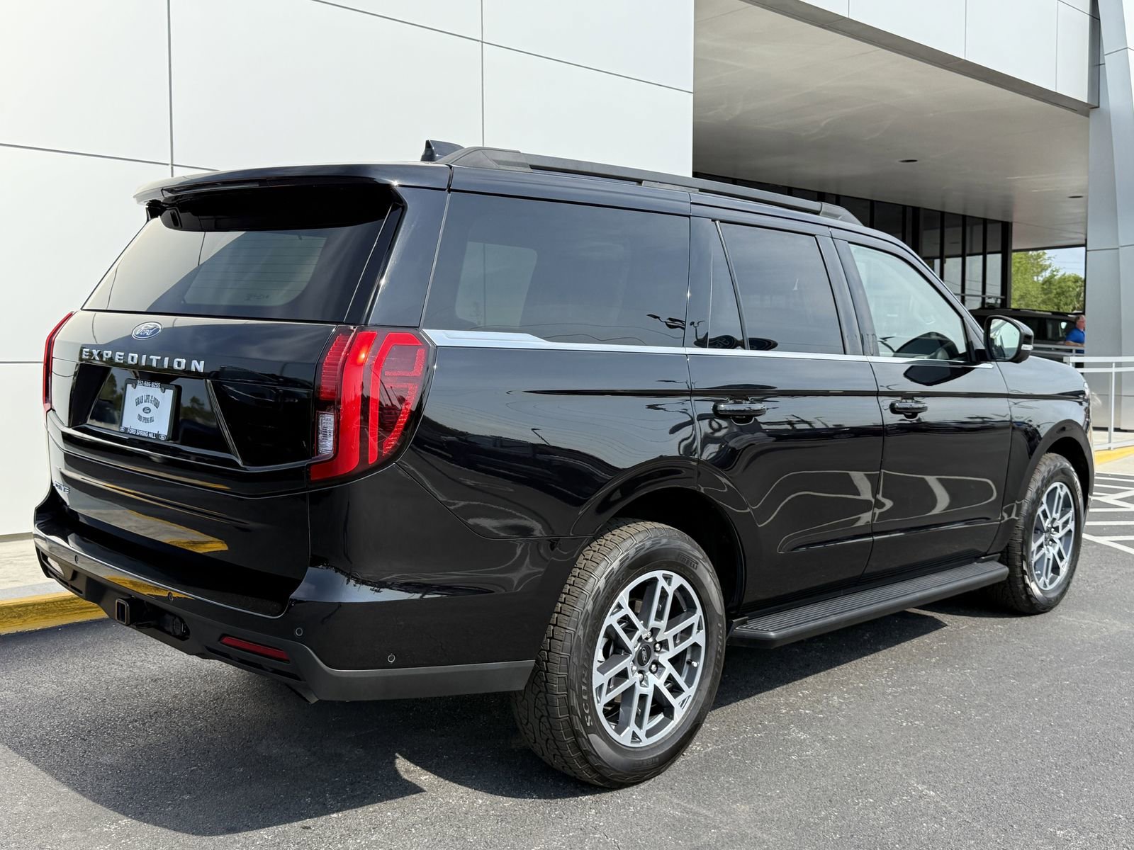 Certified 2025 Ford Expedition Active image 4