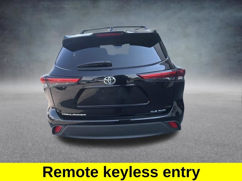 Used 2022 Toyota Highlander XLE AWD/4WD image 4