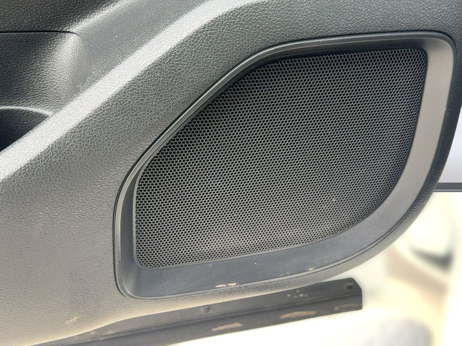 Used 2018 Nissan Titan SV w/ SV Convenience Package image 19