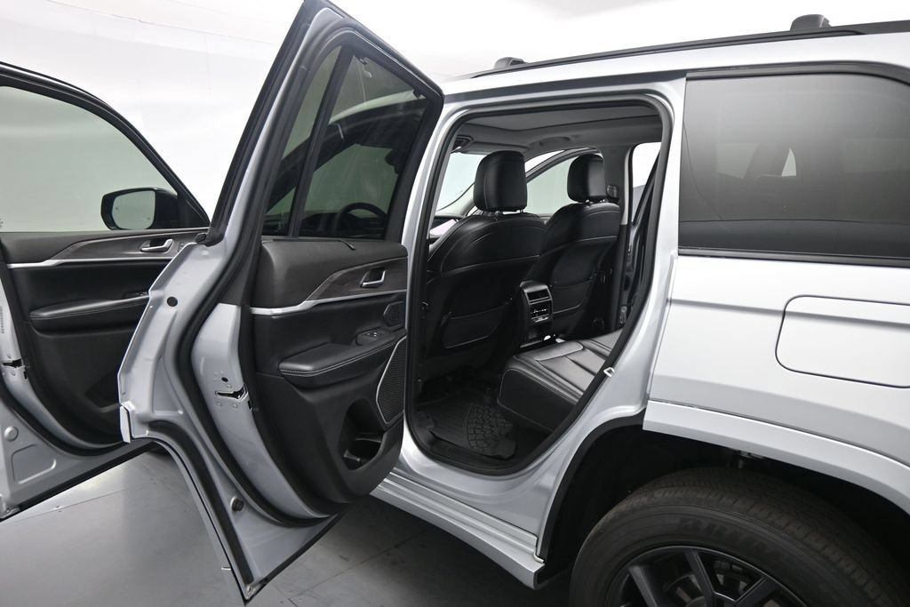 Used 2023 Jeep Grand Cherokee 30th Anniversary AWD/4WD image 18