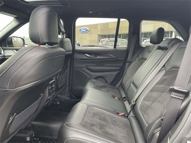 Used 2023 Jeep Grand Cherokee Altitude image 11