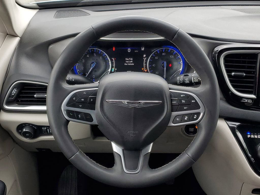 Used 2023 Chrysler Pacifica Touring-L image 26