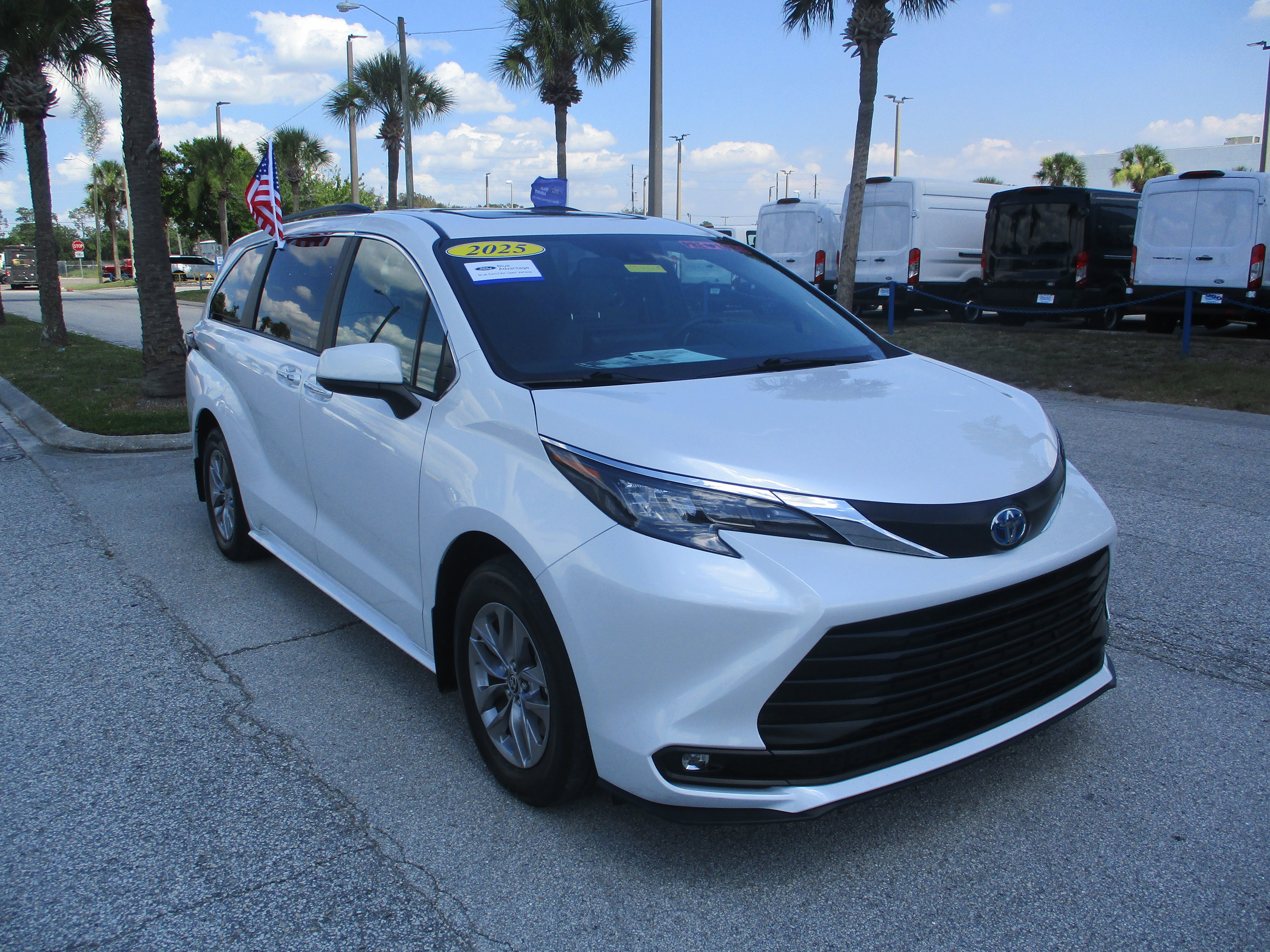 Used 2025 Toyota Sienna XLE FWD image 1