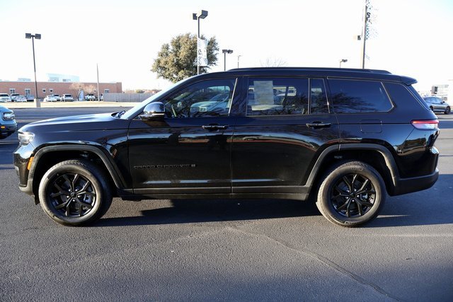 Used 2025 Jeep Grand Cherokee L Laredo image 2