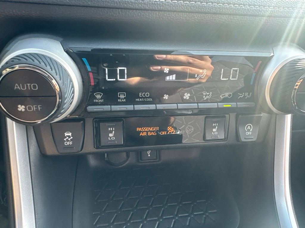 Used 2020 Toyota RAV4 XLE w/ Convenience Package AWD/4WD image 8