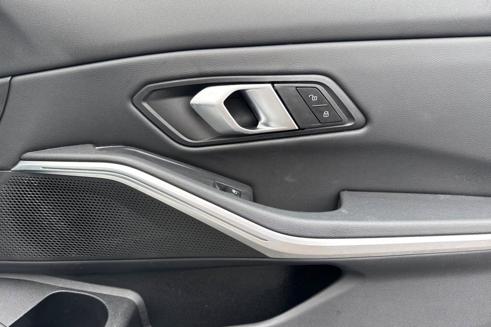 Used 2025 BMW 330i Sedan image 11