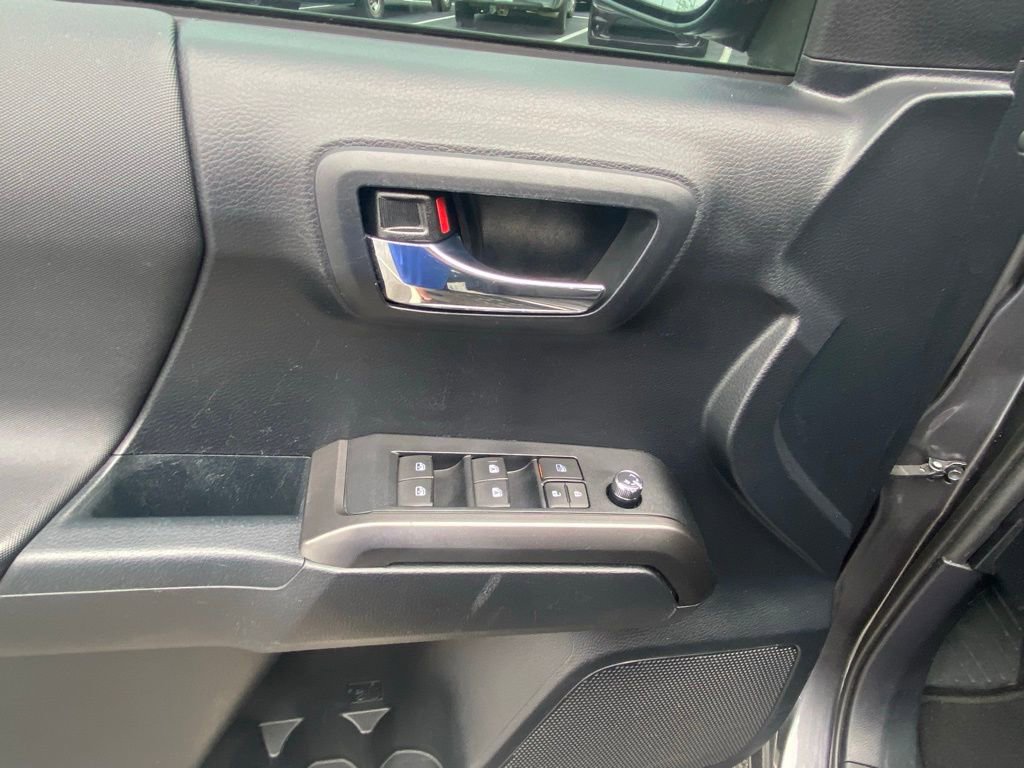 Used 2018 Toyota Tacoma TRD Sport w/ Technology Package RWD image 11