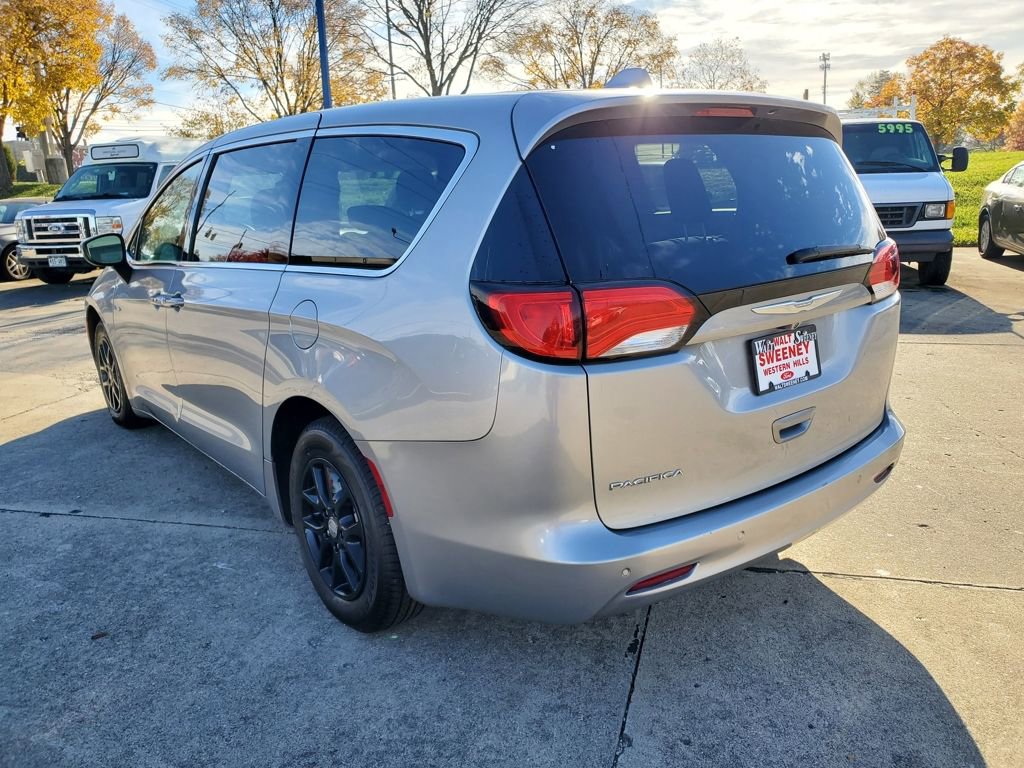 Used 2017 Chrysler Pacifica Touring image 3