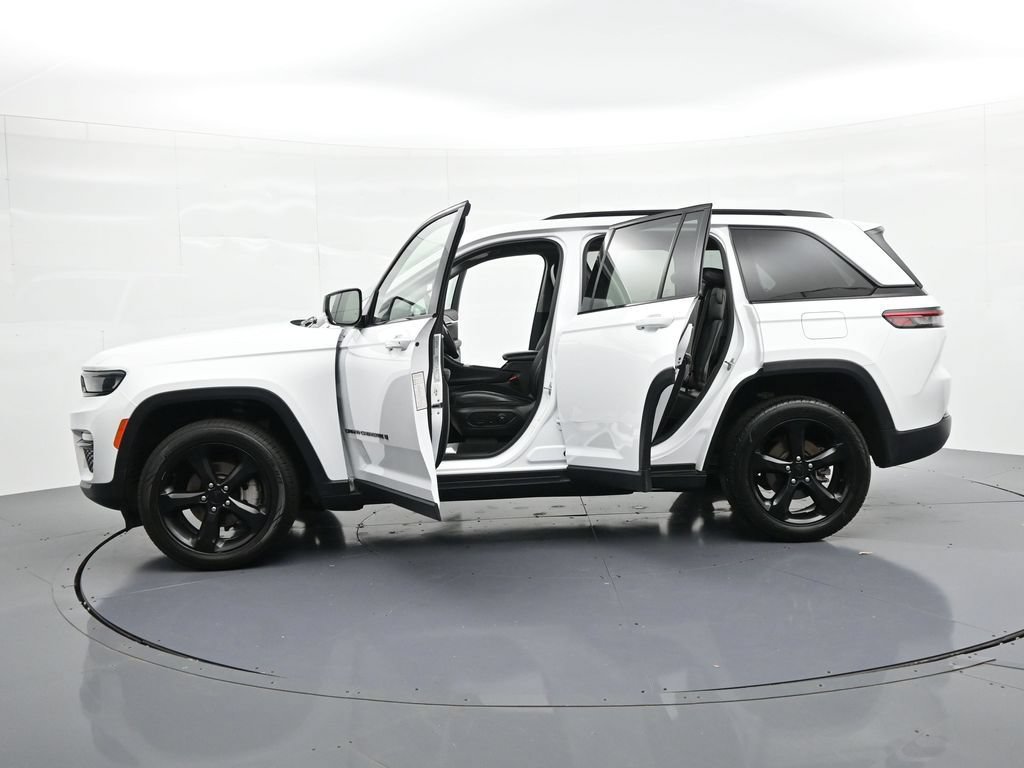 Used 2023 Jeep Grand Cherokee Limited w/ Black Appearance Package AWD/4WD image 24