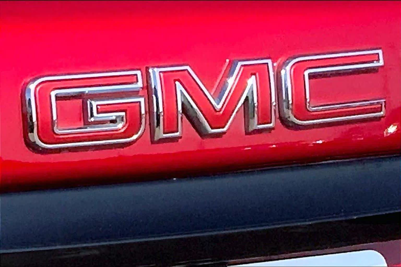 Used 2024 GMC Terrain SLE w/ Driver Convenience Package FWD image 31