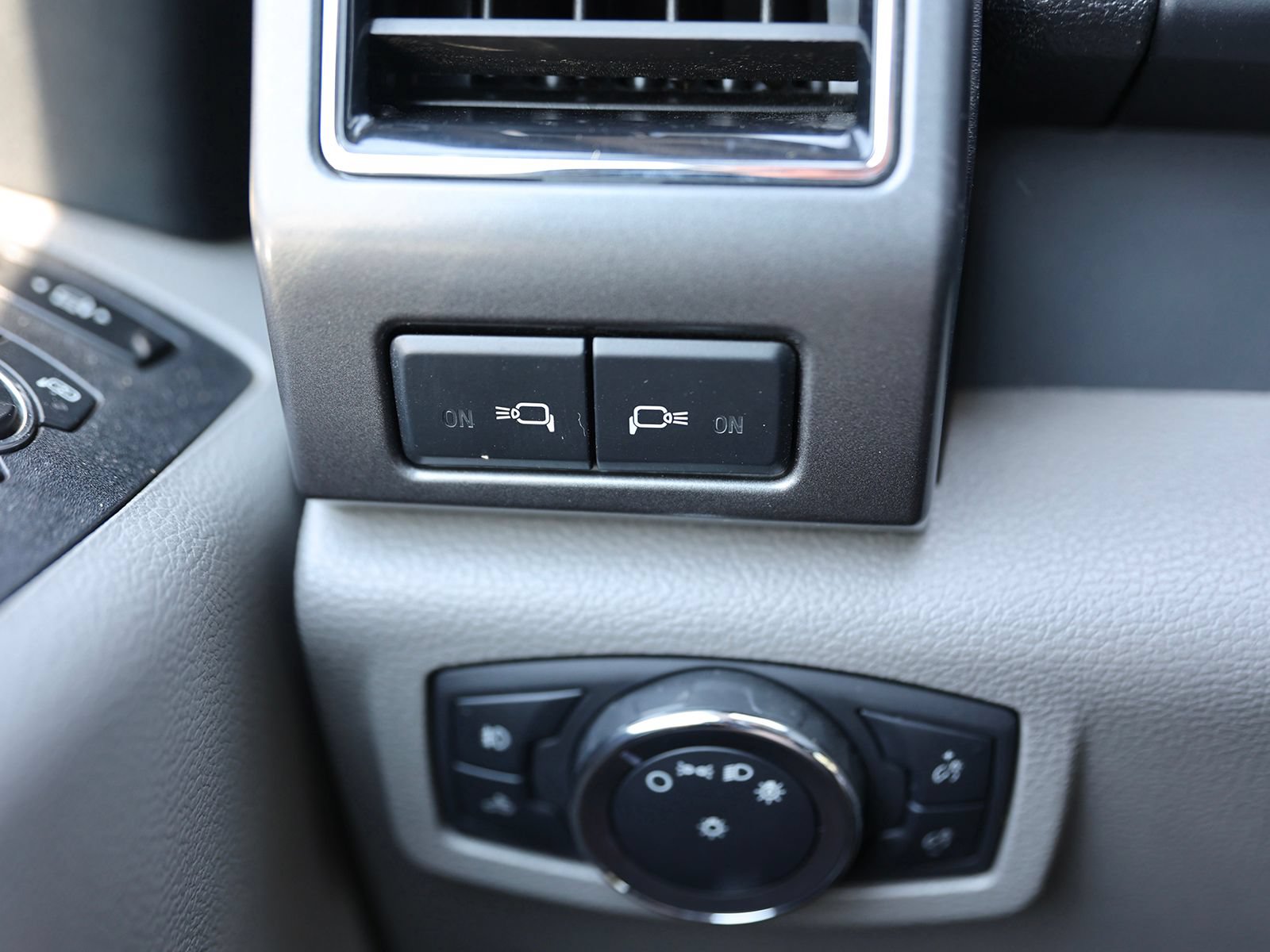 Certified 2019 Ford F250 XLT w/ XLT Premium Package AWD/4WD image 35