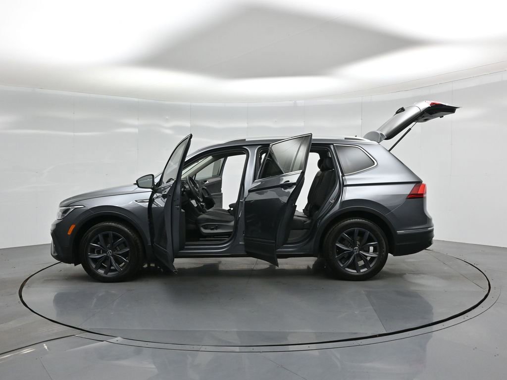 Used 2023 Volkswagen Tiguan SE w/ Panoramic Sunroof Package image 56