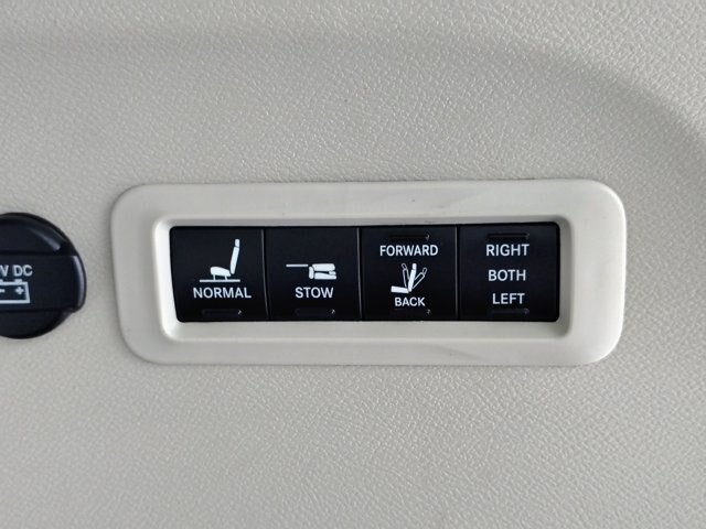 Used 2020 Chrysler Pacifica Limited FWD image 18