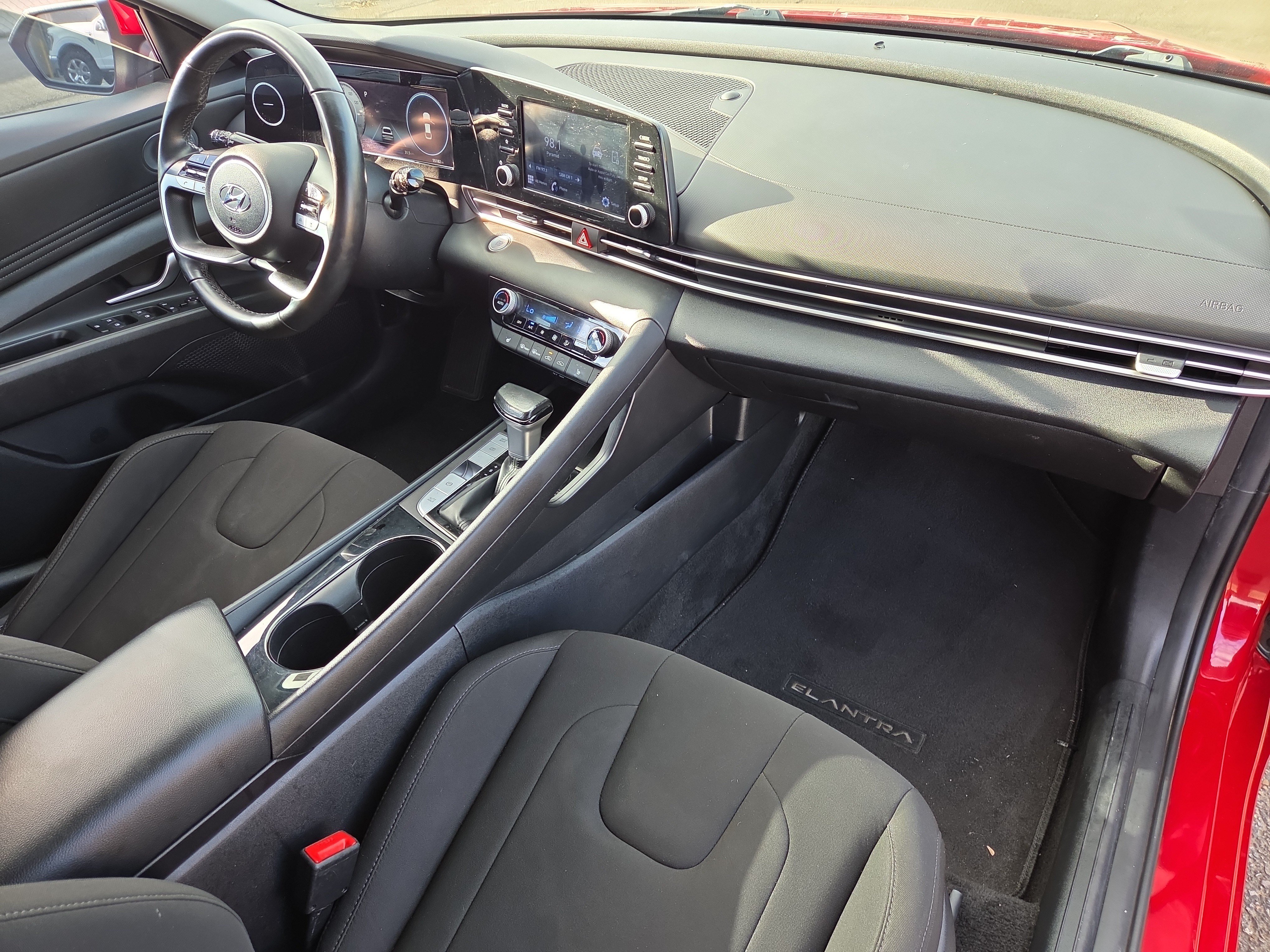 Used 2022 Hyundai Elantra SEL w/ Convenience + Premium Package FWD image 16