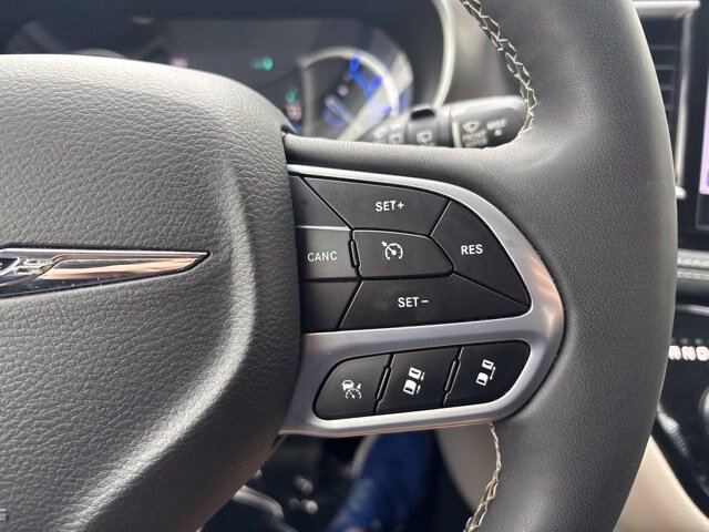 Used 2024 Chrysler Pacifica Limited FWD image 19