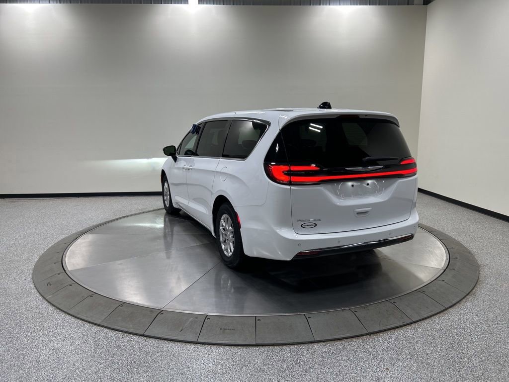 Used 2025 Chrysler Pacifica Select image 3