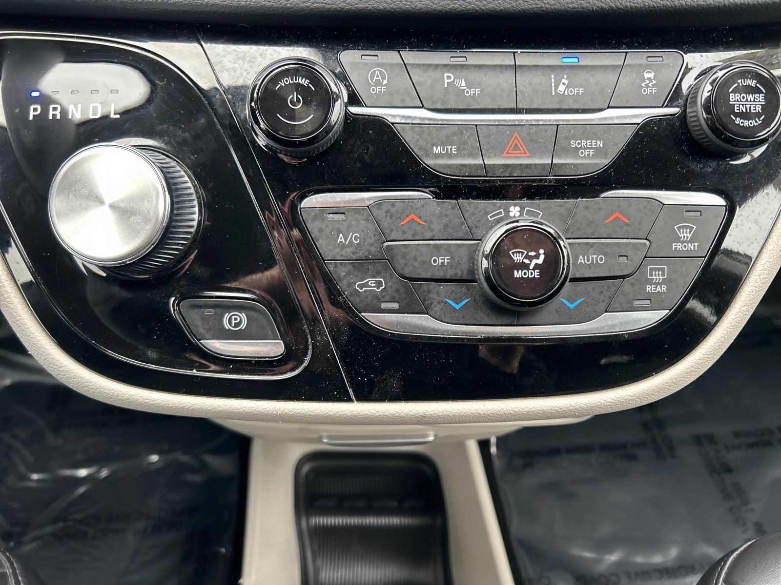 Used 2023 Chrysler Pacifica Touring-L image 30