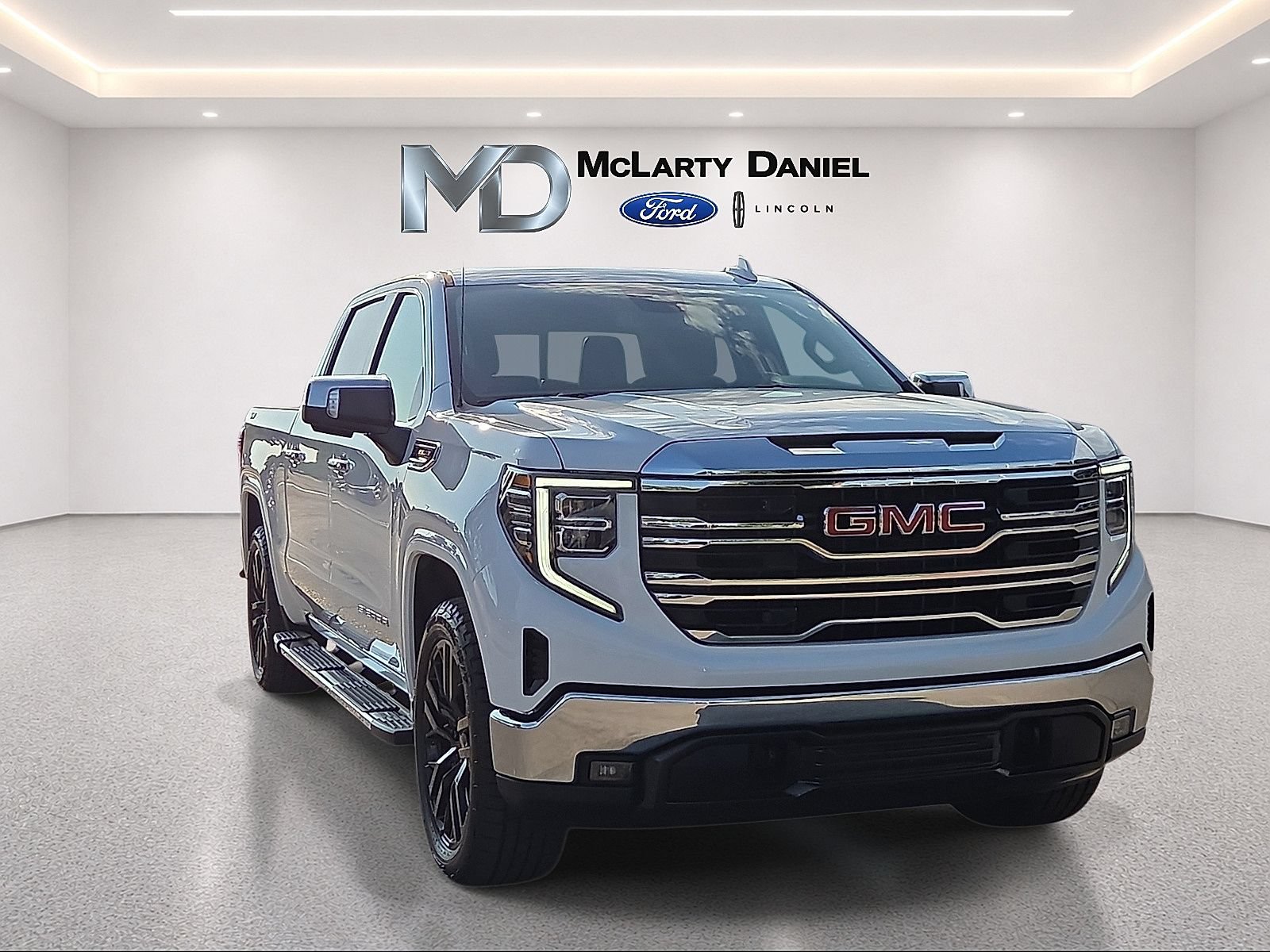 Used 2024 GMC Sierra 1500 SLT w/ SLT Premium Package AWD/4WD image 1