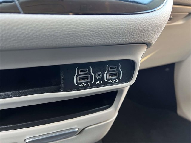 Used 2023 Chrysler Pacifica Touring-L image 22