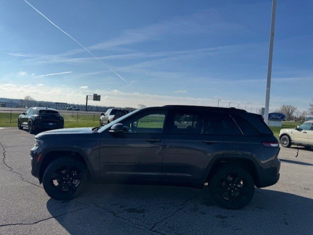 Used 2024 Jeep Grand Cherokee Limited w/ Black Appearance Package image 2