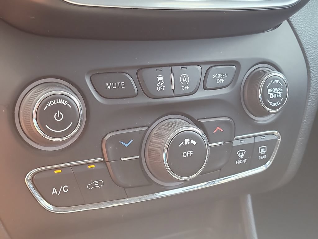 Used 2020 Jeep Cherokee Latitude Plus FWD image 20