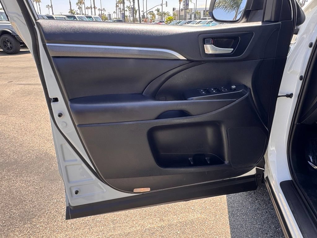 Used 2019 Toyota Highlander SE FWD image 16