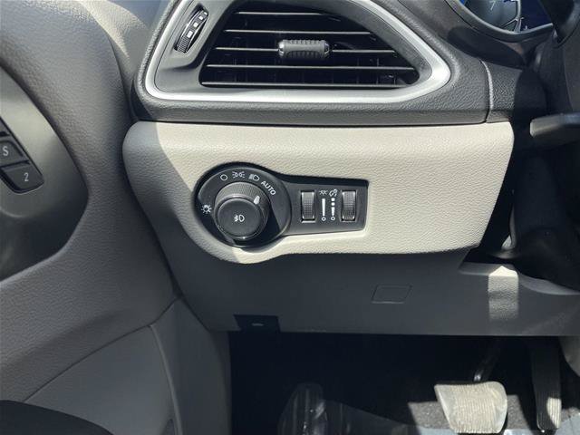 Used 2024 Chrysler Pacifica Touring-L FWD image 16