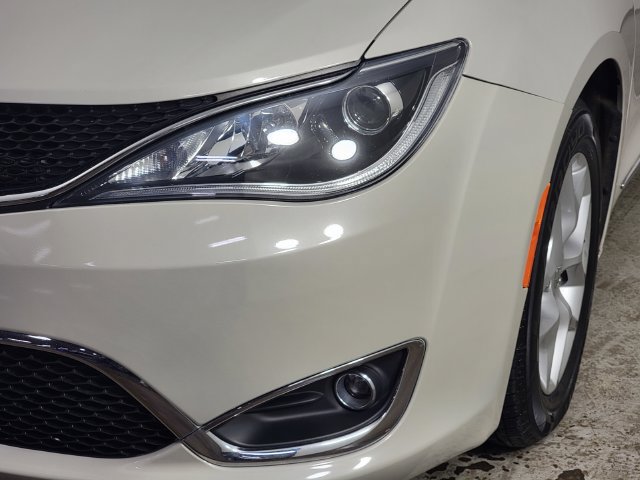 Used 2020 Chrysler Pacifica Limited FWD image 9