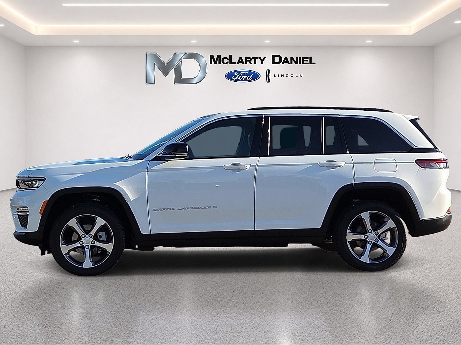 Used 2025 Jeep Grand Cherokee Limited w/ Trailer Tow Package AWD/4WD image 3