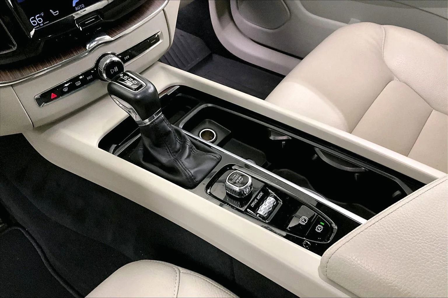 Used 2021 Volvo XC60 T5 Momentum w/ Premium Package image 16