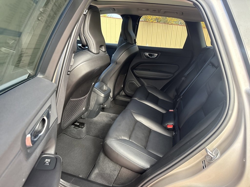 Used 2025 Volvo XC60 B5 Core image 18