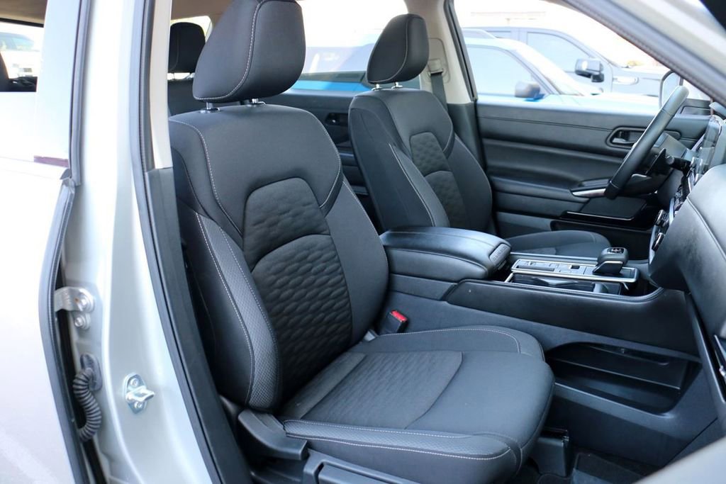 Used 2025 Nissan Pathfinder SV image 30
