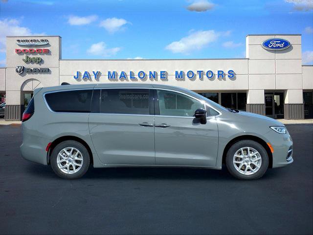 Used 2025 Chrysler Pacifica Select