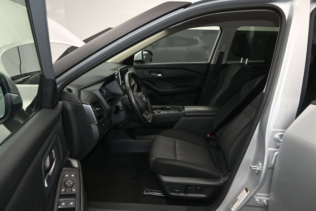 Used 2025 Nissan Rogue SV FWD image 17