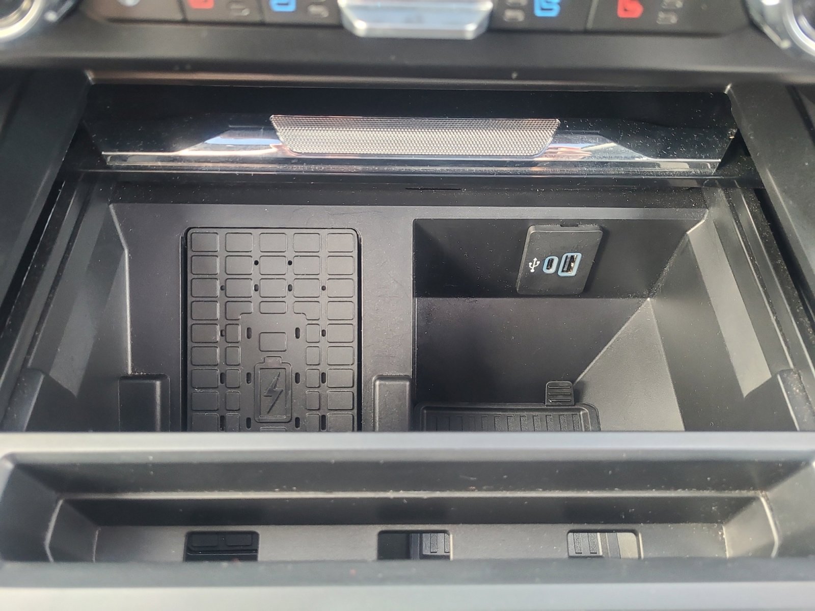 Certified 2025 Ford F350 Lariat w/ Black Appearance Package image 35