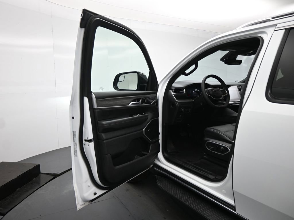 Used 2024 Jeep Wagoneer L Series II image 35