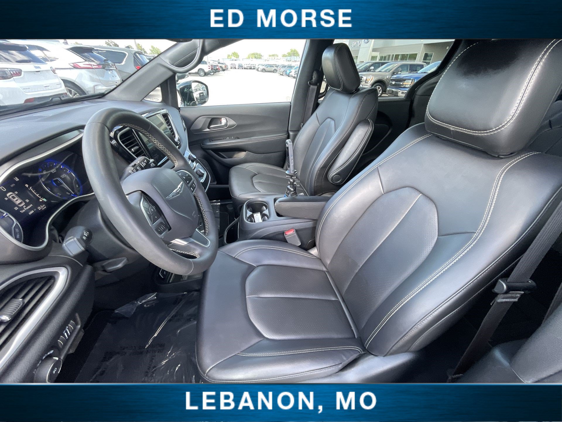 Used 2025 Chrysler Pacifica Select FWD image 18
