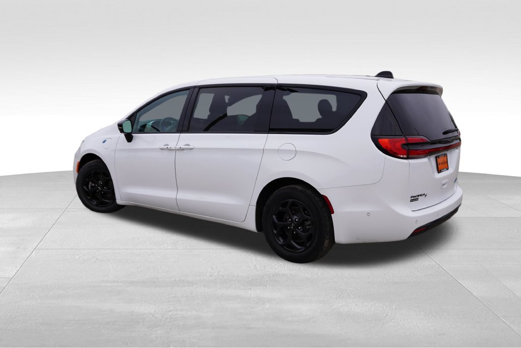 Used 2024 Chrysler Pacifica Limited FWD image 8